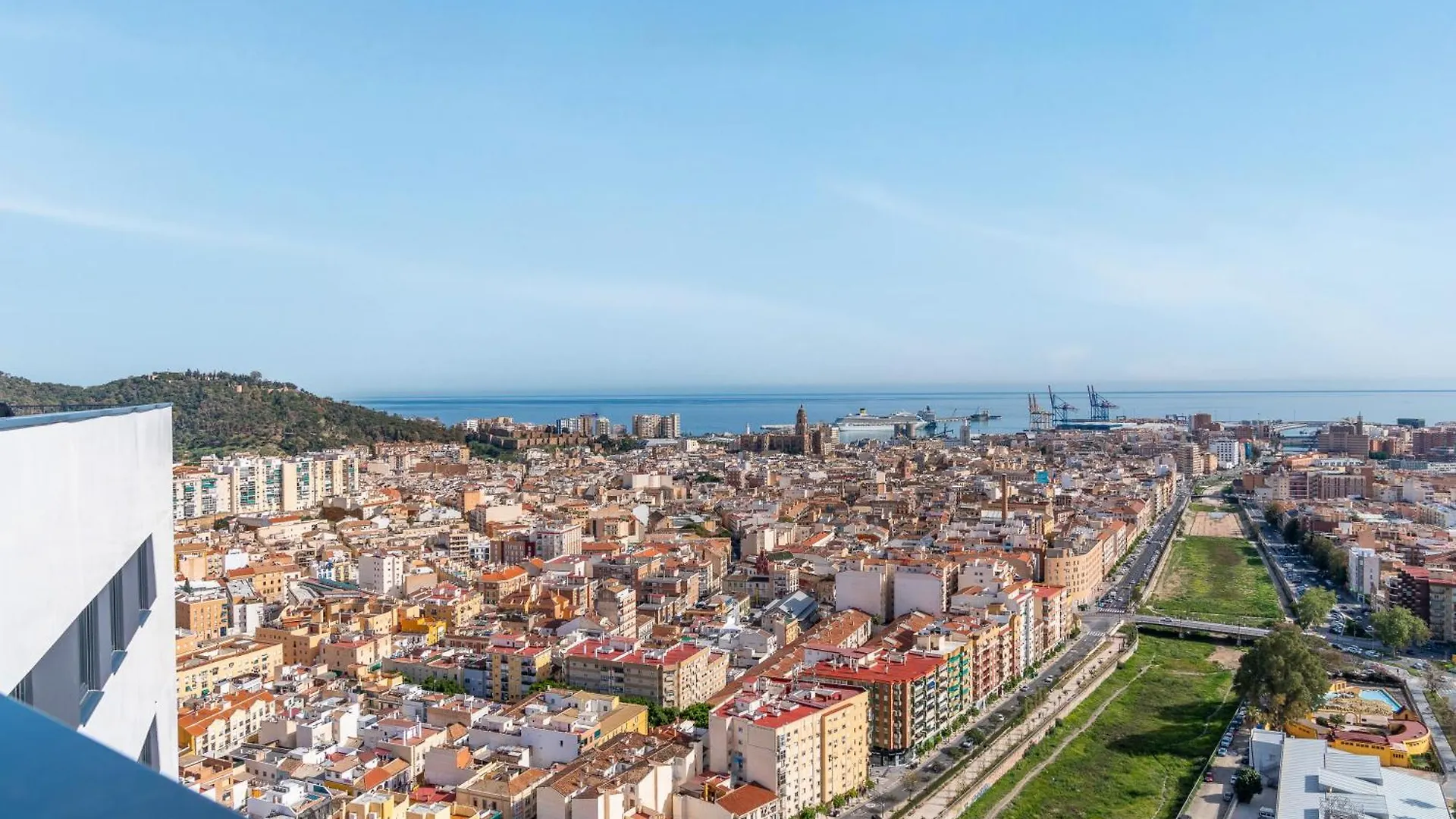 Malaga Tower View Apartment 0*,